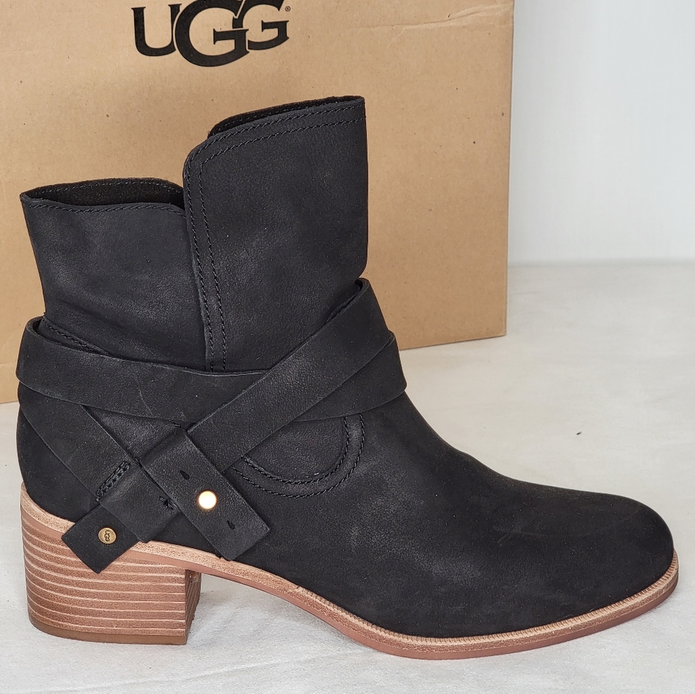 ***UGG W Elora black short boots sz 10